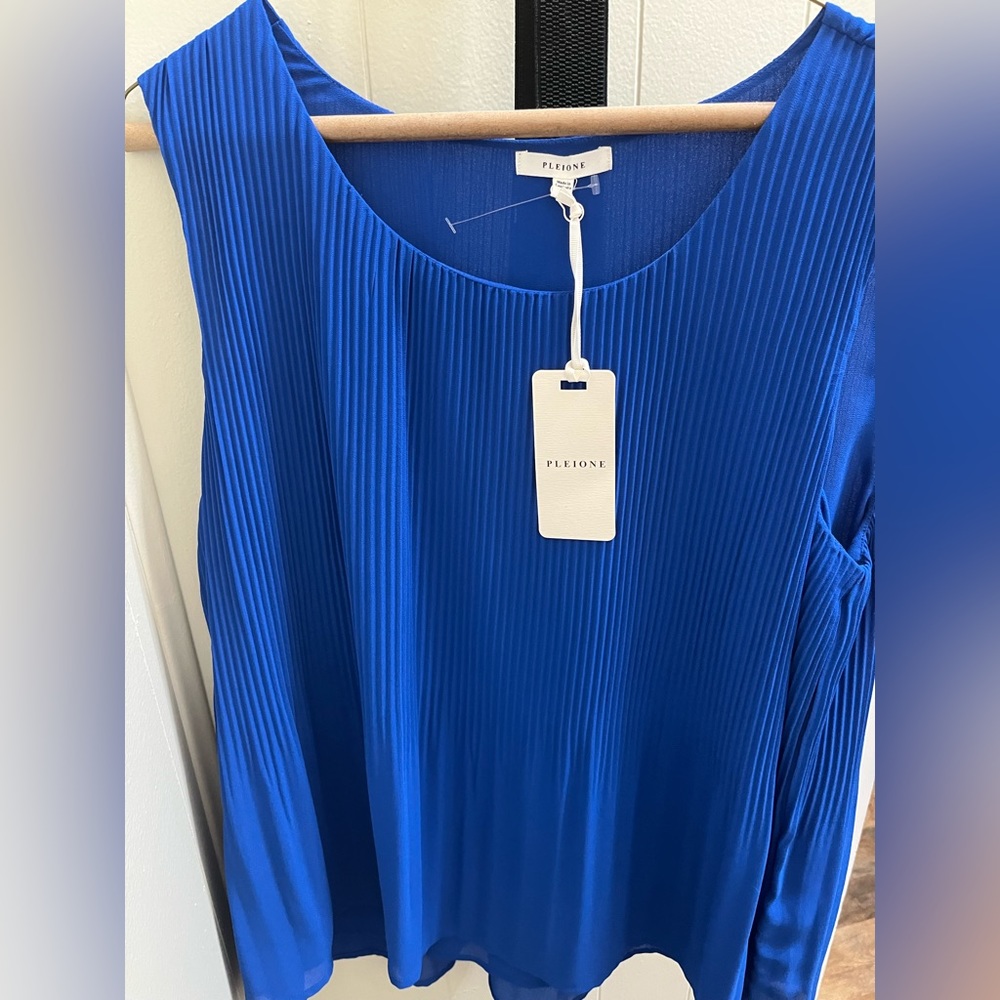 Beautiful blue Pleione float blouse NWT
